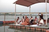 Sharayu Arati by HH Swamiji at Naya Ghat, Ayodhya (23 March 2025)